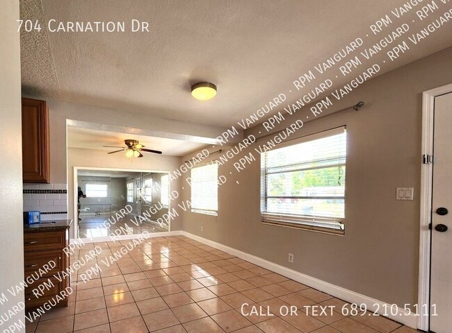 Building Photo - 704 Carnation Dr