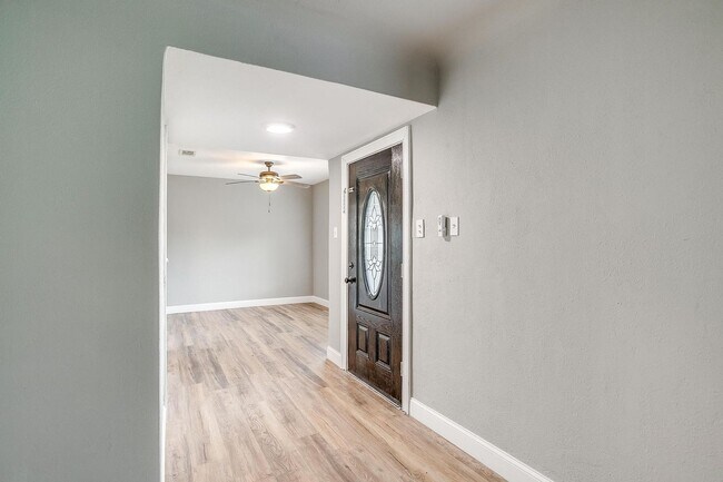 Foto del edificio - Country Town Living-  2 Bed, 1 Bath Home- Cleburne ISD- 76033
