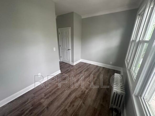 Building Photo - 100-102 Grand Ave #2R