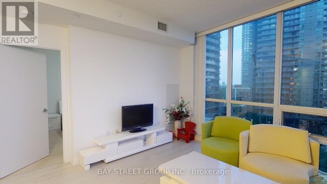 Photo du bâtiment - 62 Forest Manor Rd