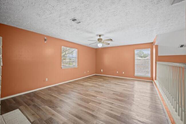 Foto del edificio - 4711 Newpark Dr