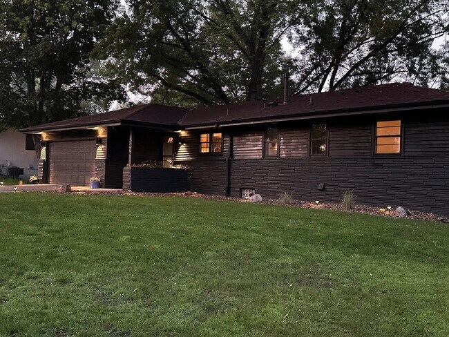 Foto del edificio - 2490 Quail Ave N