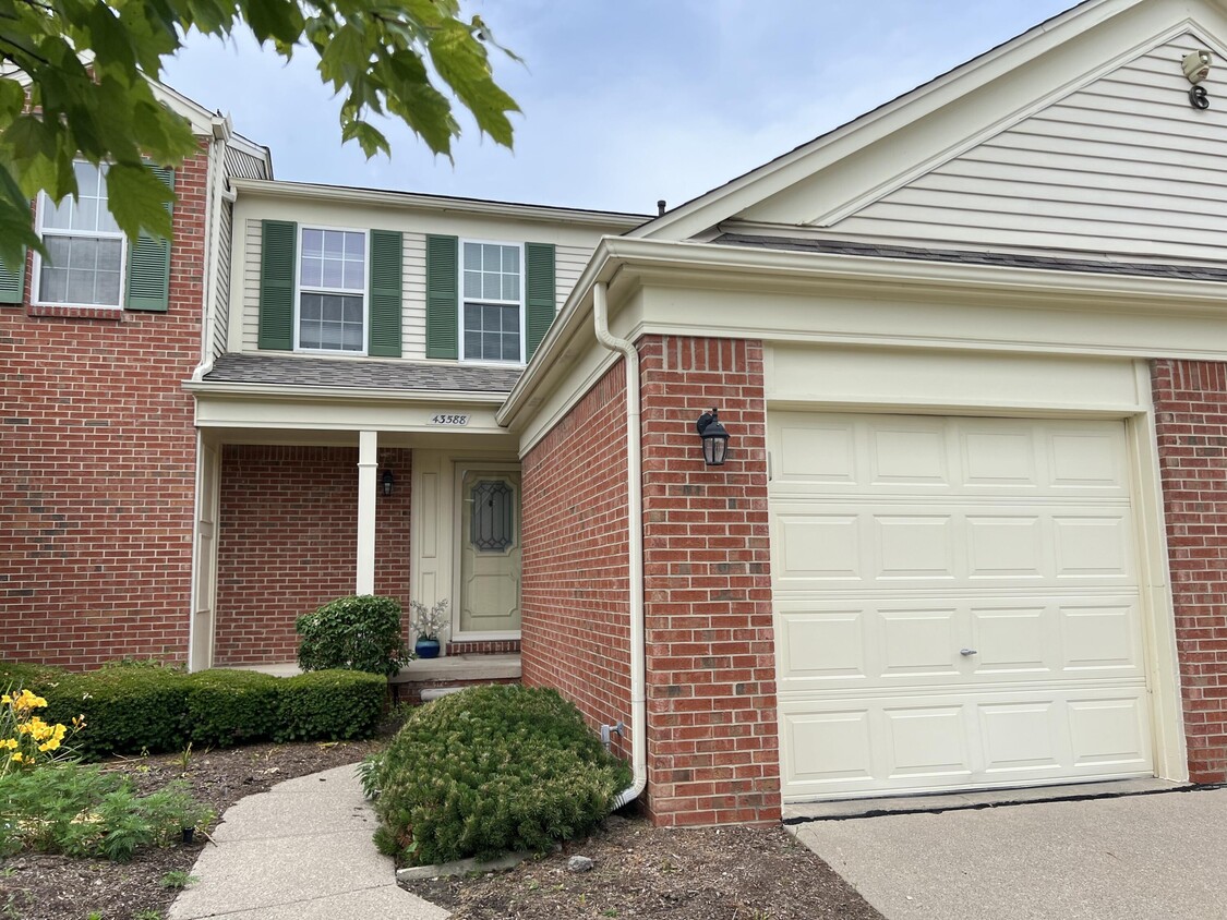 Primary Photo - 43588 Yorkville Dr