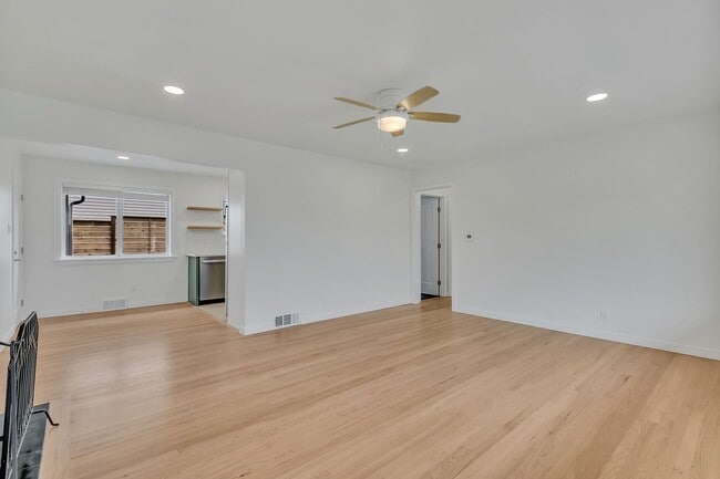 Building Photo - Modern 2-Bedroom Duplex in Queen Anne with...