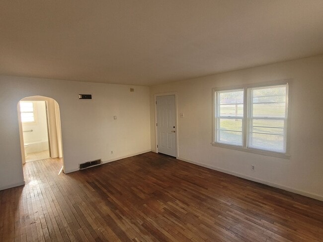 Building Photo - 2 Bedroom Home, Central