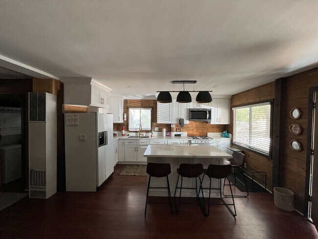 Foto del edificio - 24030 Pioneer Camp Rd