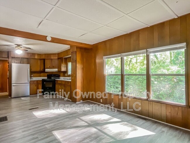 Building Photo - 1735 E Avalon Cir