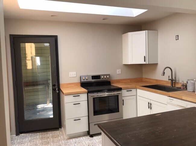 Building Photo - 3807 Manor Dr