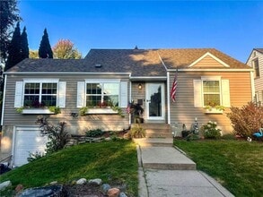 Building Photo - 2836 Dakota Ave S