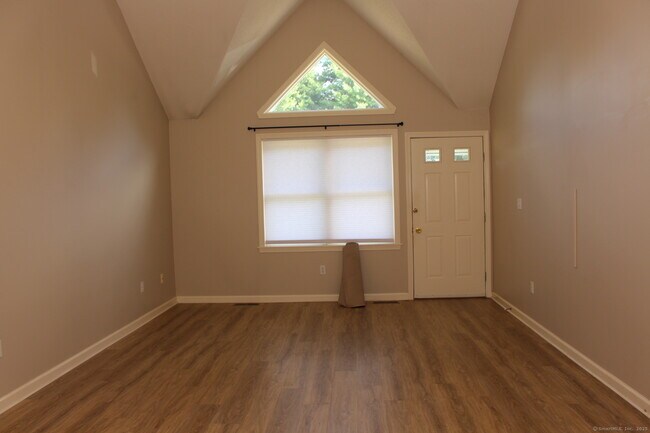 Foto del edificio - 304 Brainard Rd