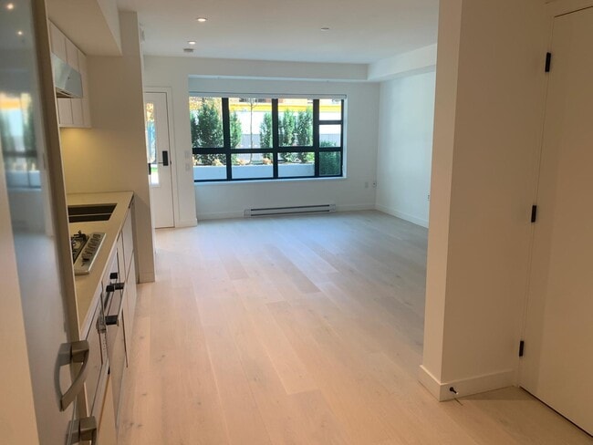 Building Photo - 540-540 W 28th Ave