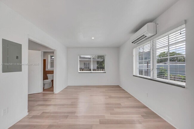 Foto del edificio - 570 NE 68th St