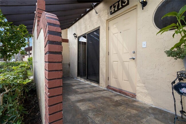Foto del edificio - 4713 N Pine Island Rd