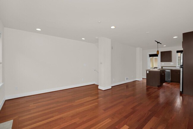 Foto del edificio - Updated 2 Bedroom Shoreline Townhouse!