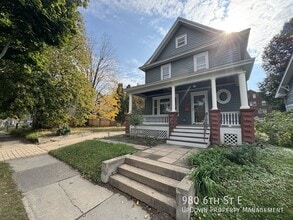 Building Photo - 980 6th St E
