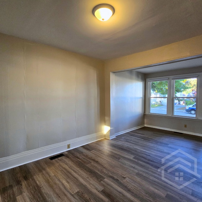 Building Photo - 2-Bedroom Unit in Tillsonburg!!
