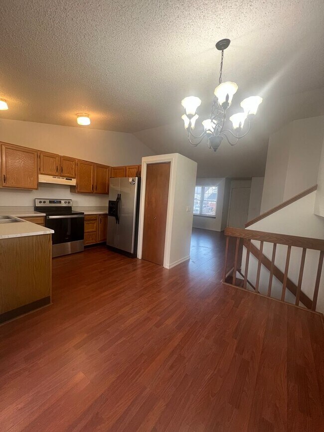 Foto del edificio - Spacious Tri-Level 3-Bedroom Home with Bonus Den | Briargate