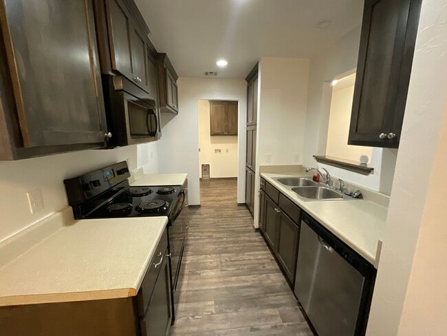 Building Photo - 3 Bed, 2 Bath, 2 Car Garage
