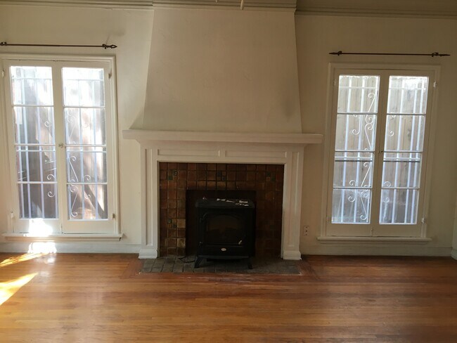 Building Photo - 1436 Formosa N Ave