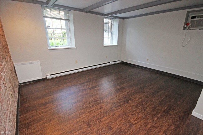 Foto del edificio - 2 br, 1 bath  - Walnut Commons Garden Level