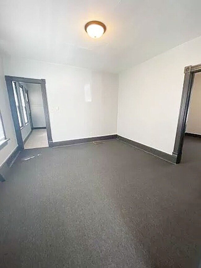 Foto del edificio - 2407 N Frederick Ave