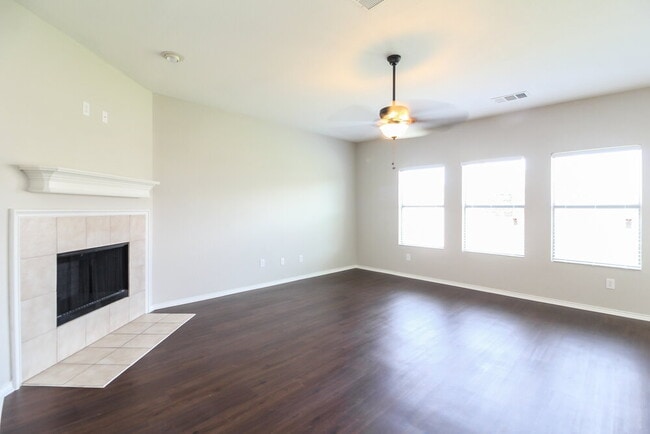 Foto del edificio - 808 Forest Grove Ln