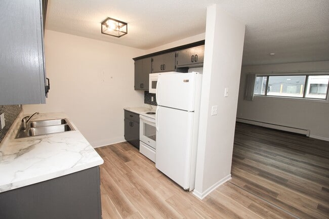 Building Photo - Renovated 2 Bed 1 Bath Apartment
