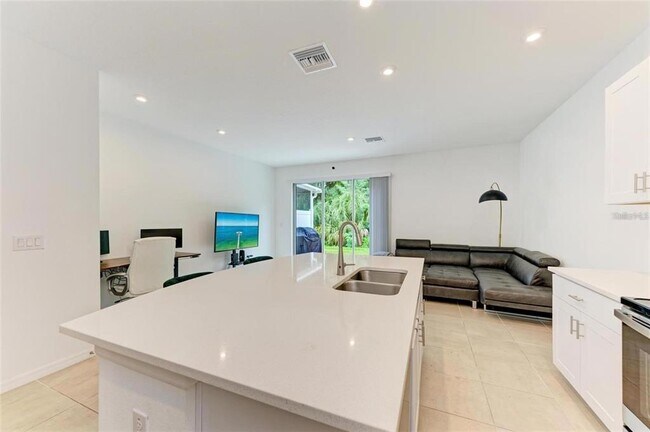 Building Photo - 10577 Oakside Dr