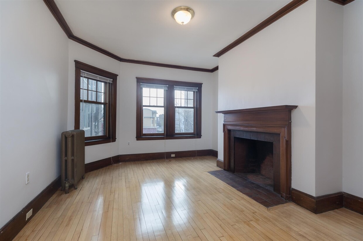 Primary Photo - 3 Linnaean St