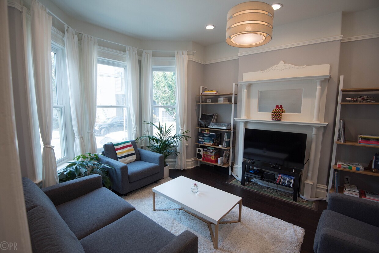 Living Room- with tenant furniture - 3831 24th St