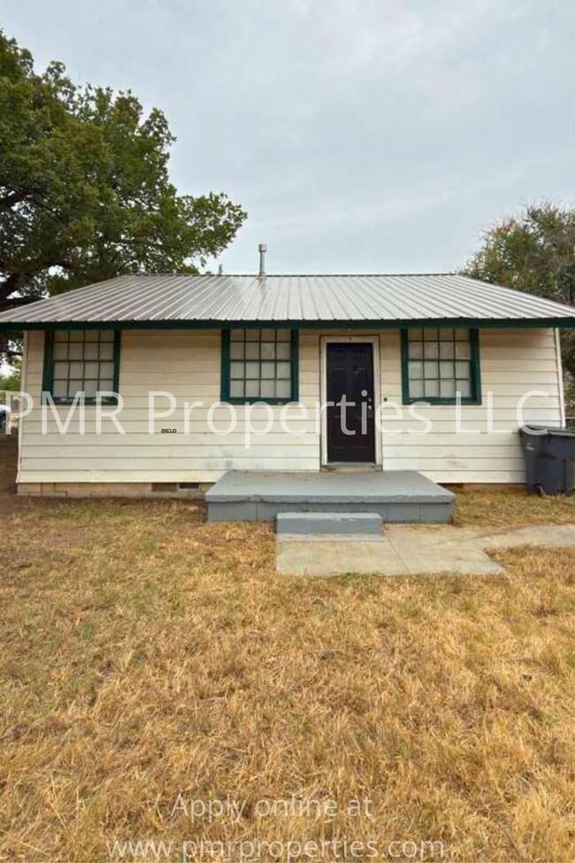 Building Photo - 2421 SW J Ave