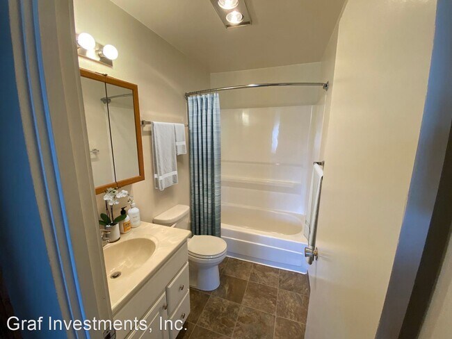 Building Photo - 1 br, 1 bath Apartment - 206 E. 15th 206 E...