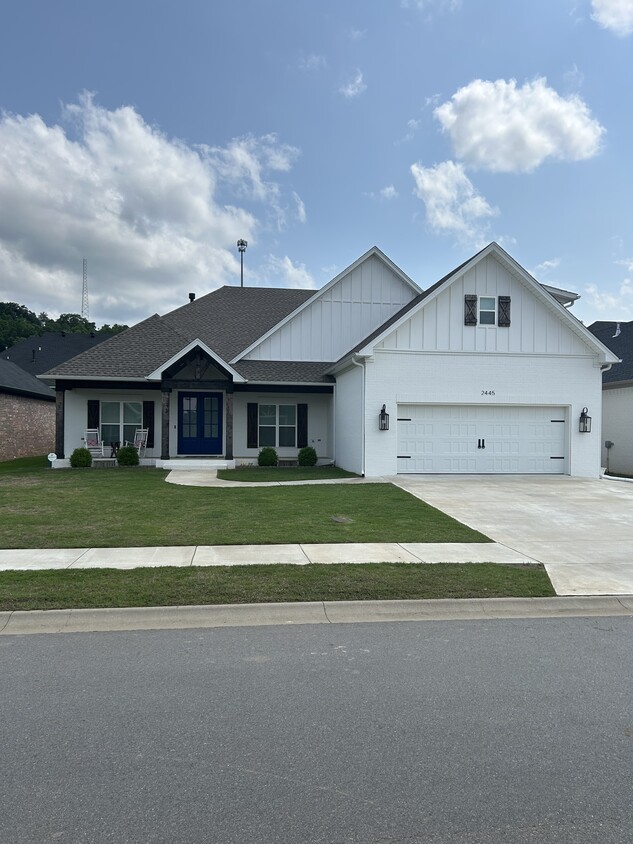 Foto principal - 2445 Lilac Dr