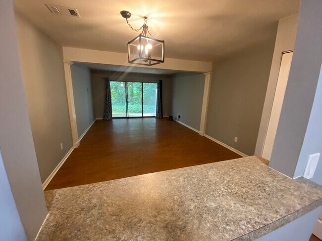 Building Photo - 555 Russell Rd