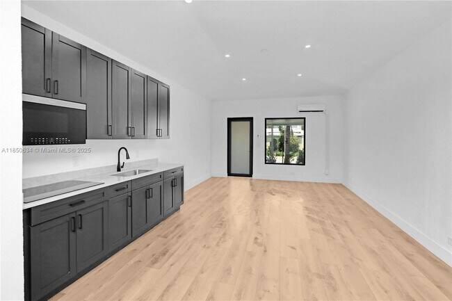 Foto del edificio - 7801 Byron Ave