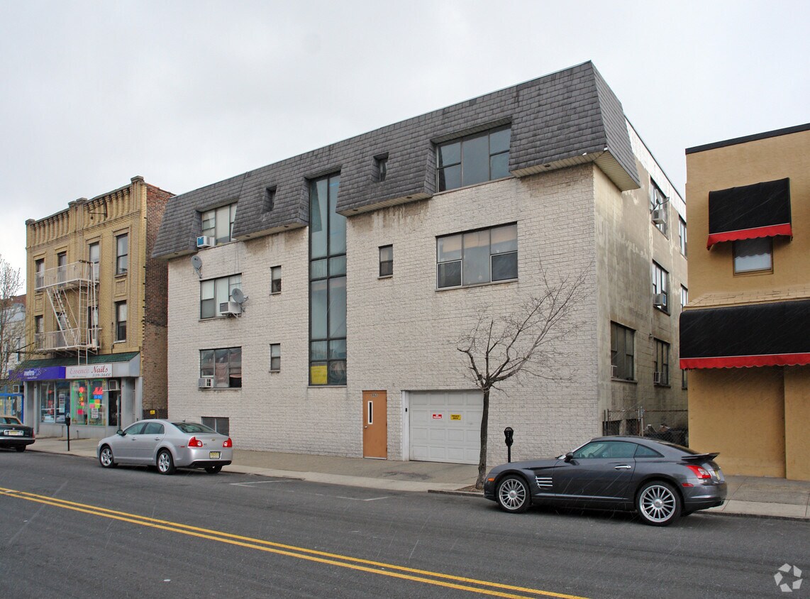 Building Photo - 992 Broadway
