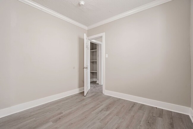 Building Photo - Charming Apartment Downtown Columbia - Hou...