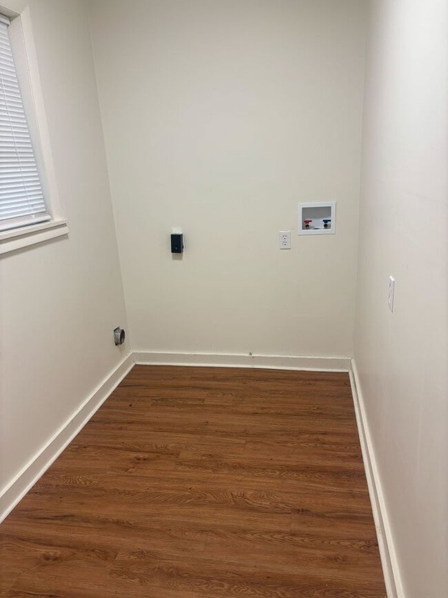 Building Photo - Great 4 bed 2 bath home located in Canton