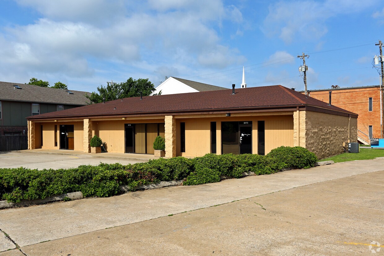 Primary Photo - 3817 N Asbury Ave
