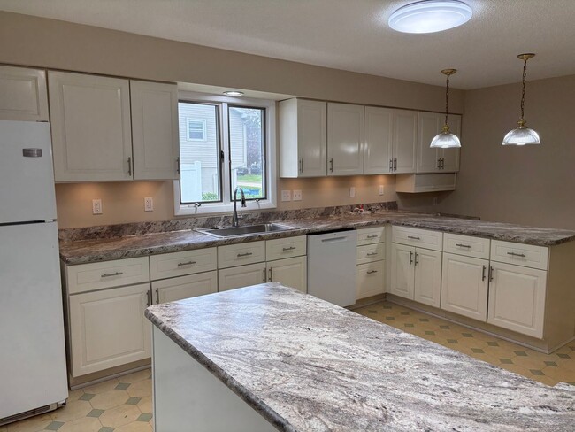 Building Photo - 3 Bedroom, 2.5 Bath Single Family Home w/2...
