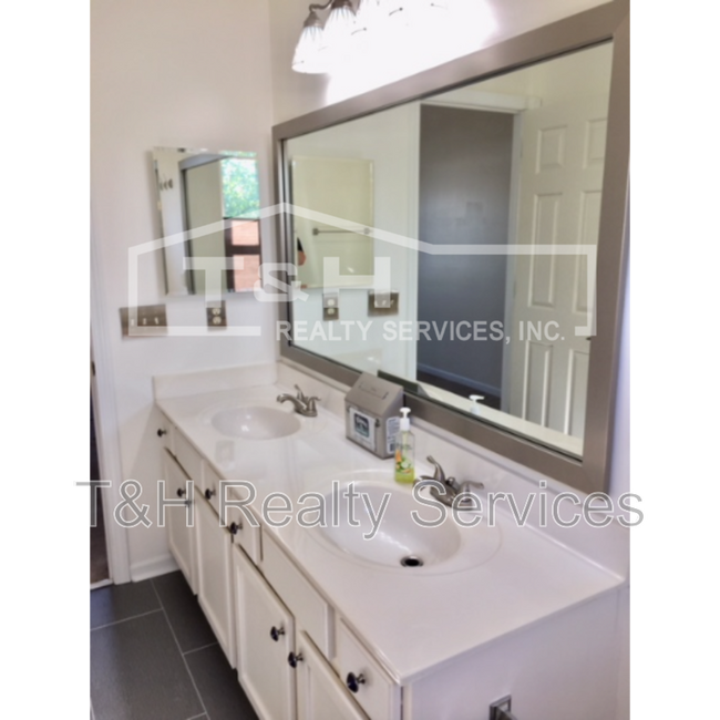 Building Photo - 2309 Sandringham Cir