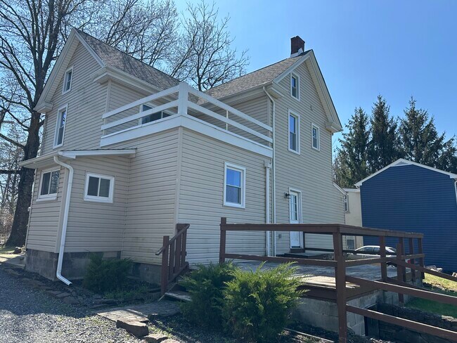 Building Photo - 722 Hilltown Pike