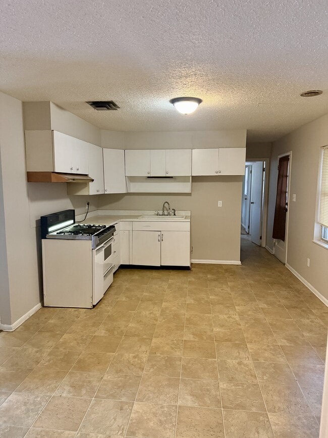 Building Photo - 2434 Patterson Dr