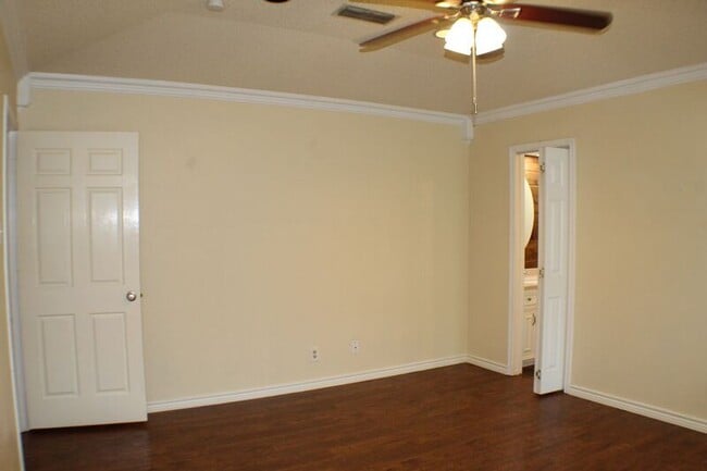 Building Photo - 7838 Williams Ave