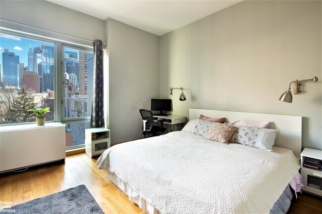 Building Photo - 415 W 44th St