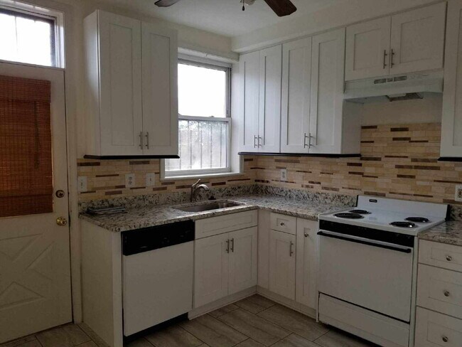 Foto del edificio - Sophisticated NW DC Home Featuring 3 Bedrooms, Fireplace & Outdoor Oasis with Private Parking