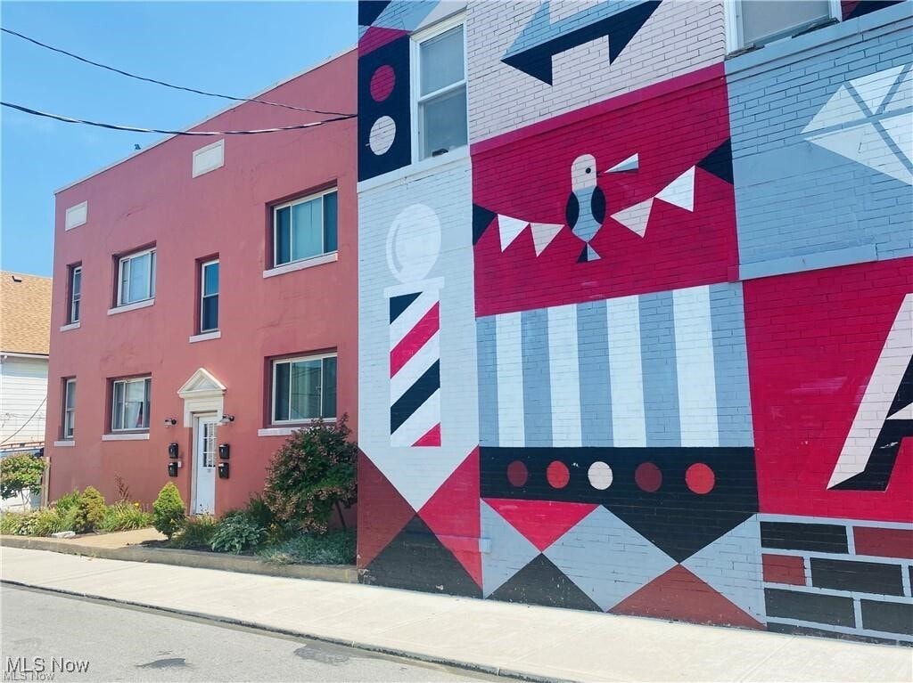 Foto principal - 1387 W 69th St