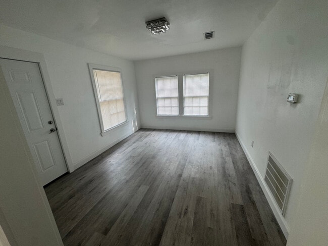 Foto del edificio - 1836 Cook St