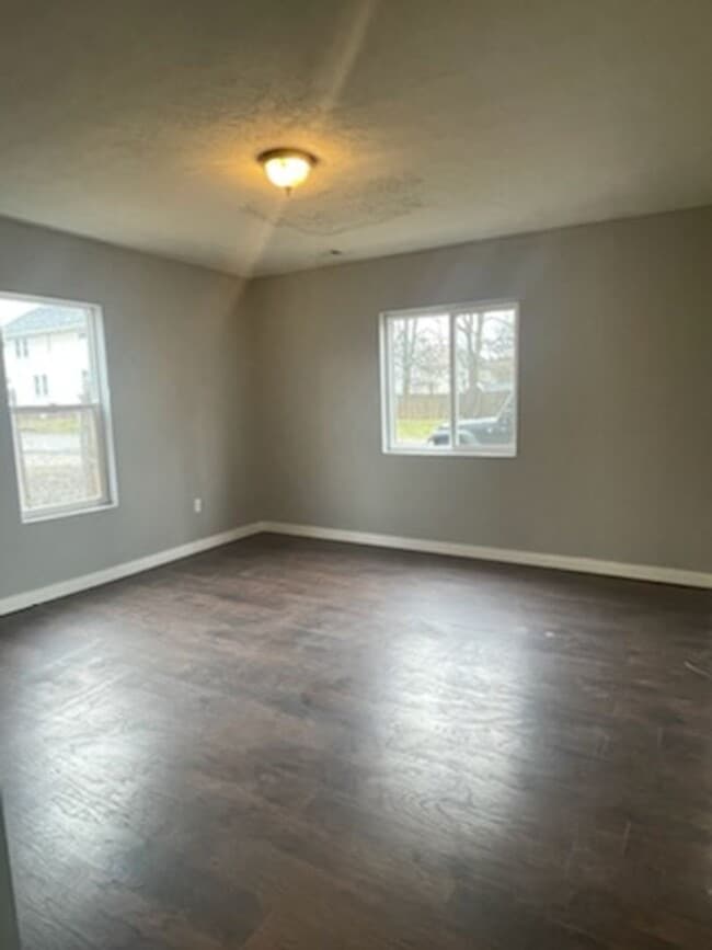 Building Photo - 3 bedroom HOUSE - fully remodeled!