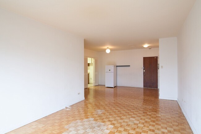 Building Photo - 900 Av. Rockland